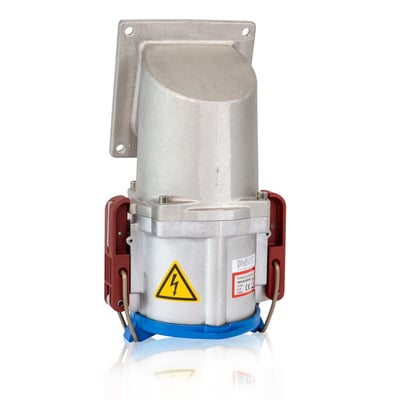 Vinklet CEE vægudtag i aluminium med 160A, 6h og IP67 klassificering, vist på hvid baggrund.