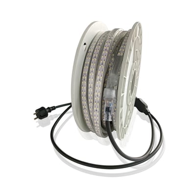 LEDlife LED-strip til ridebane på 15 meter ligger oprullet med ledning og stikprop, til 230 V.