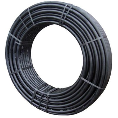 En 400 meter rulle af sort jordvarmeslange med dimensionerne 40x2,4mm PE80 PN8 holdt samlet af sorte bånd.