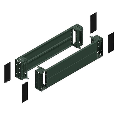 Teknisk tegning af Schneider Electric Spacial Stil SM sokkelfront med præcise dimensioner og monteringsdetaljer.