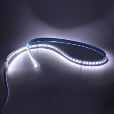 LEDlife Type X-2 ridebanestrip på 5 meter lyser koldt hvidt og ses snoet med tilslutningsledning.