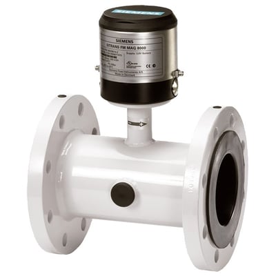 Siemens SITRANS F M MAG 8000 CT DN65 flowmeter med fjernstyringsenhed, hvid krop og to flangeender.