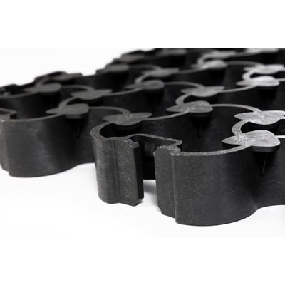 ECCOdal græsarmering i sort genbrugsplast, vist i perspektiv på hvid baggrund.