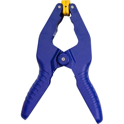 Irwin Quick-grip limklemme i blå kunststof med gul udløser og 75 mm spændevidde. Den har bevægelige tryksko.