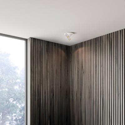 ANTIDARK SpotOn Circle3 spotlampe i brug med gule lyskilder, monteret i et hjørne med træpaneler.