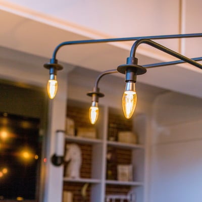 Osram Ledvance 1906 kertepærer i amber farve monteret i en loftlampe med tre lyskilder.