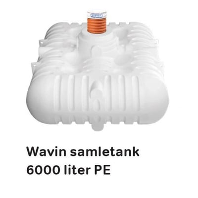 Hvid Wavin-samletank til spildevand på 6 m³ i PE med ribbet tankkrop og orange opføringsrør.