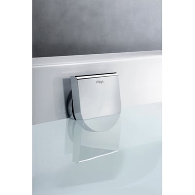 Gustavsberg af- og overløbssæt i krom med en længde på 45 cm, monteret på en hvid badekar med vand.