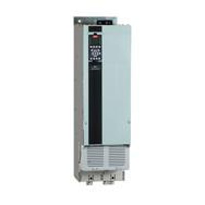 Danfoss VLT HVAC DRIVE FC102 frekvensomformer med grafisk betjeningspanel og indbyggede sikringer, velegnet til 110% variabelt moment og 3 x 380-480 VAC forsyning.