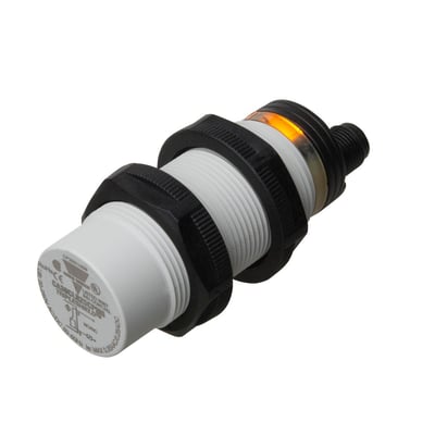 Carlo Gavazzi kapacitiv aftaster M30 med hvidt gevindhus, sorte monteringsmøtrikker og orange indikator.