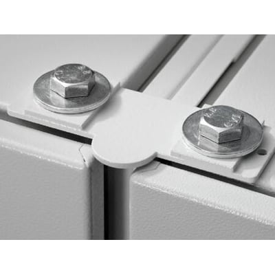Rittal VX IT sammenbygningsbeslag monteret udvendigt på et hvidt metalskab med to bolte og spændeskiver.
