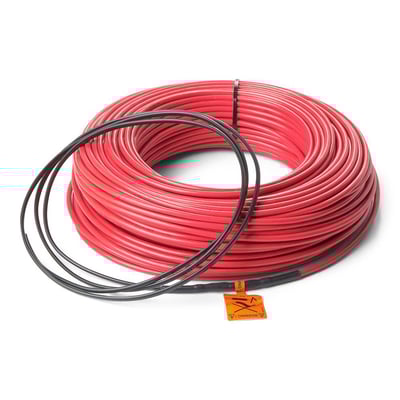 Nærbillede af et bundt Heatcom Ø6 mm varmekabel, der er rødt. Det sorte tilslutningskabel med advarselsmærkat er tydeligt synligt.