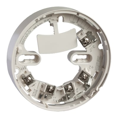 Schneider Electric standard sokkel beige B501 AP-IV, en hvid cirkulær base med metalterminaler og mærket 'System Sensor'.