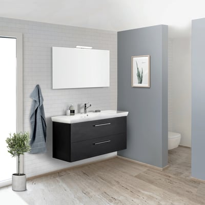 Dansani Mido+ spejl på 70x120 cm, monteret over et mørkt træ-vaskemøbel med hvid vask og krom armatur.