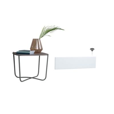 Adax Neo L04Wt Wifi, 400W, hvid panelovn med Wi-Fi ikon, placeret ved et sidebord med vase og bøger.