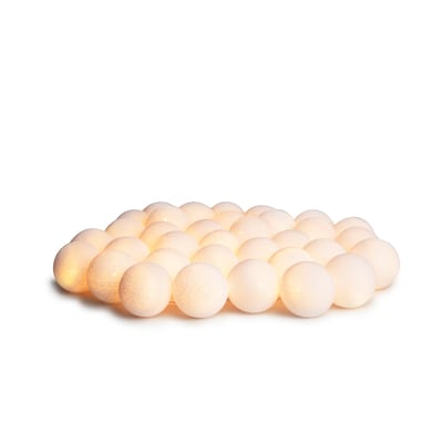 Irislights LED lyskæde med 20 hvide stofkugler samlet og tændt på en hvid baggrund, der viser tæt sammenstilling.