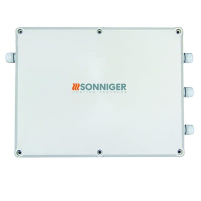 Sønniger Multi 6 splitter i hvid plast, med logo og tre kabelgennemføringer på hver side til varmeventilatorer.