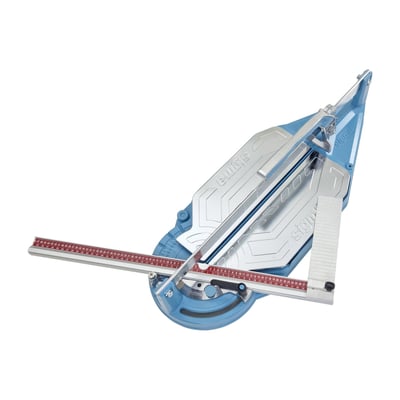 Sigma 4BU fliseskærer på 70 cm med blå ramme, sølvfarvet skærebord og måleskala, set skråt ovenfra.