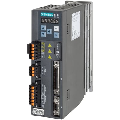 Siemens SINAMICS V90 frekvensomformer med PROFINET, viser digitalt display, betjeningsknapper og forskellige tilslutningsterminaler for motor og strøm.