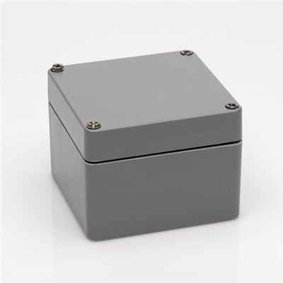 Bernstein montagekasse i sølvgrå aluminium med målene 160x160x90mm, fremviser fire rustfrie skruer på låget.