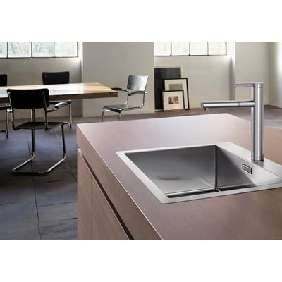 Blanco Claron 500-IF/A MXI køkkenvask i rustfrit stål monteret i en træbordplade med en moderne krom vandhane.