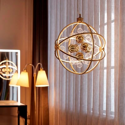 Loftlampe Galaxy fra Nielsen Light i messing antik, en elegant pendel med sfærisk design og indbyggede LED'er.