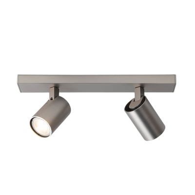 Astro Lighting Ascoli Twin loft- og vægspotlampe i mat krom med to kipbare spots, hvor den ene lyser.