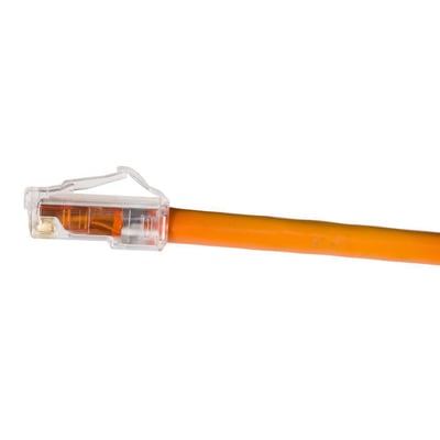 CommScope patchkabel, orange, 7,63 meter, med klar RJ45-stik og orange kabel isolering.