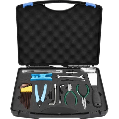 Værktøjssæt til 3D-printere i en åben sort kuffert med skumindsats. Indeholder forskellige specialværktøjer, tang, skruetrækkere og unbrakonøgler.