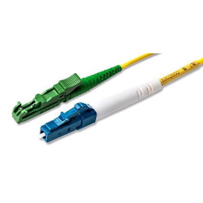 Nærbillede af et gult 8 meter Simplex fiberoptisk patchkabel med E2000/APC og LC/UPC konnektorer på hvid baggrund.