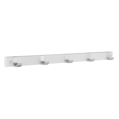 Beslagsboden knagerække med fem knager i hvid og mat aluminium, set skråt forfra med den lange, lige skinne.