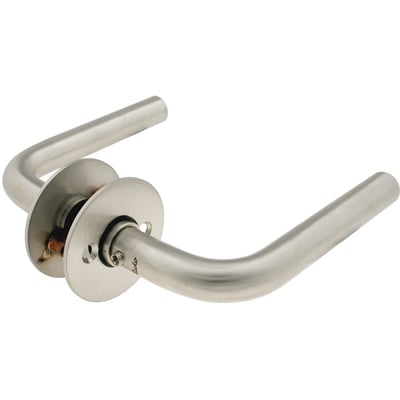 Assa Abloy Scand. L 19 RS c38 dørgreb med buede, lyse metalfarvede greb og runde rosetter, set skråt forfra.