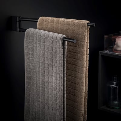 Cosmic Swivel dobbelt håndklædeholder i mat sort metal, 415 mm bred, med to håndklæder hængende.