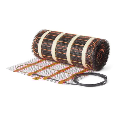 Rullet Heatcom Flxmat 3 gulvvarmemåtte, 0,5m bred, der viser det sorte net med orange varmekabler.