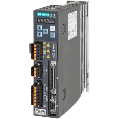 Siemens SINAMICS V90 frekvensomformer med digitalt display, knapper og diverse tilslutningsmuligheder, set fra siden på hvid baggrund.