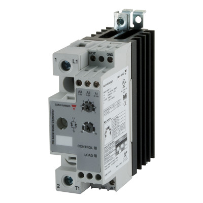 Carlo Gavazzi 1-polet analog-styret solid-state relæ med køleribber og synlige tilslutninger set skråt forfra.