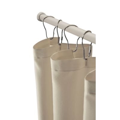Fjederstang på 75-125 cm i aluminium med Ø19 mm, vist skråt med lyse gardiner hængende på stangen.