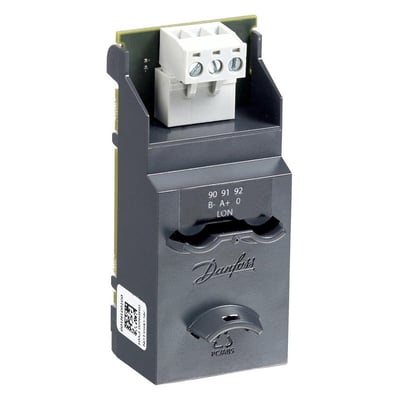 Danfoss AK-OB55 LON RS-485-kommunikationsmodul set skråt forfra med skrueterminal øverst og mørkt frontpanel.
