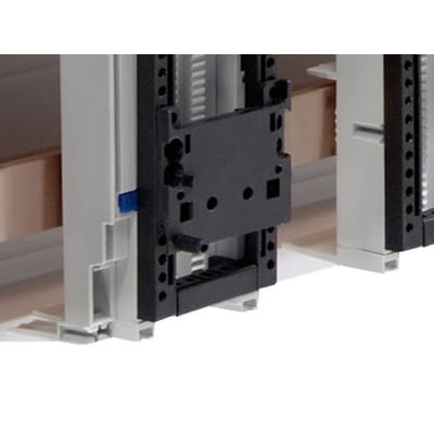 Rittal Pinbloc 55 mm, et sort monteringsbeslag med perforeringer, der er fastgjort til en hvid 55 mm bæreramme.