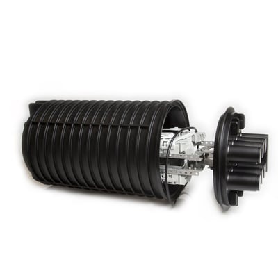 CommScope FIST-GC02 fibermuffe med 6+1 porte, åben for at vise intern metalstruktur og kabelindgange, fremstillet af sort plast.