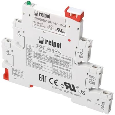 Relpol interface-relæ med sokkel, 6,2 mm, 1 C/O, 6 A og 24 V DC, set skråt forfra med skrueklemmer.