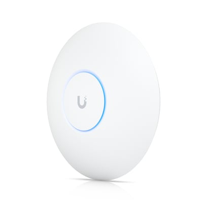 Ubiquiti U7-Pro-Max WiFi 7 access point set i loftet med blå LED-ring foran.