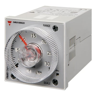 Carlo Gavazzi multifunktionstidsrelæ med stor frontdrejeknap og gråt, firkantet relæhus.
