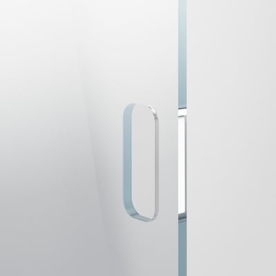 Nærbillede af et ovalt dørhåndtag på en klar glas brusekabinedør fra Contura Showerama Art.