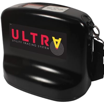 Leica Ultra 5W standard transmitter til kabelsøgning. Sort enhed med mærkat 'ULTRA UTILITY TRACING SYSTEM'.