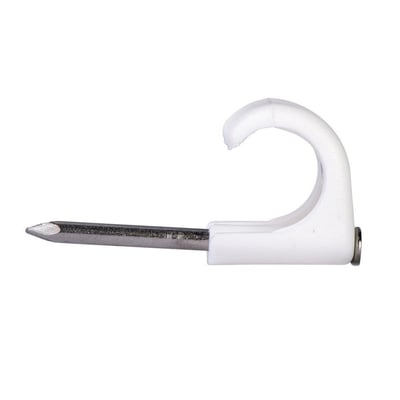 Nærbillede af en hvid Schneider Electric TC rund kabelclips med 2.0x30 mm syrefast søm, der viser clipsens fleksible design.