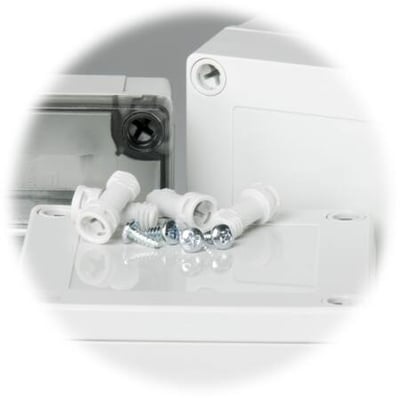 Fibox skruesæt i grå til MNX kasser med lavt låg, indeholder plomberbare og montageskruer samt dele til skinne.