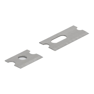 To små metalblade med udskæringer i hjørnerne, designet til kabelstripping på en hvid baggrund.