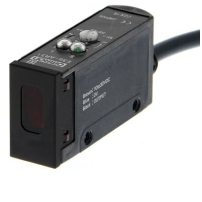 Omron E3S-AR31 fotoelektrisk sensor med retroreflekterende funktion, viser 2m kabel og PNP output på hvid baggrund.
