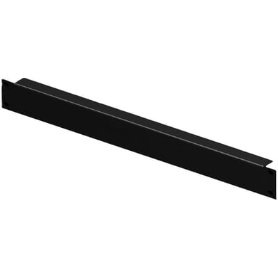Et enkelt Rittal 19" blændpanel i sort stål, 1HE, RAL9005, vist fra en skrå vinkel med tekstureret overflade.